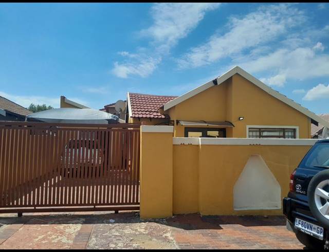 3 BEDROOM HOUSE FOR SALE IN NATURENA EXT 19